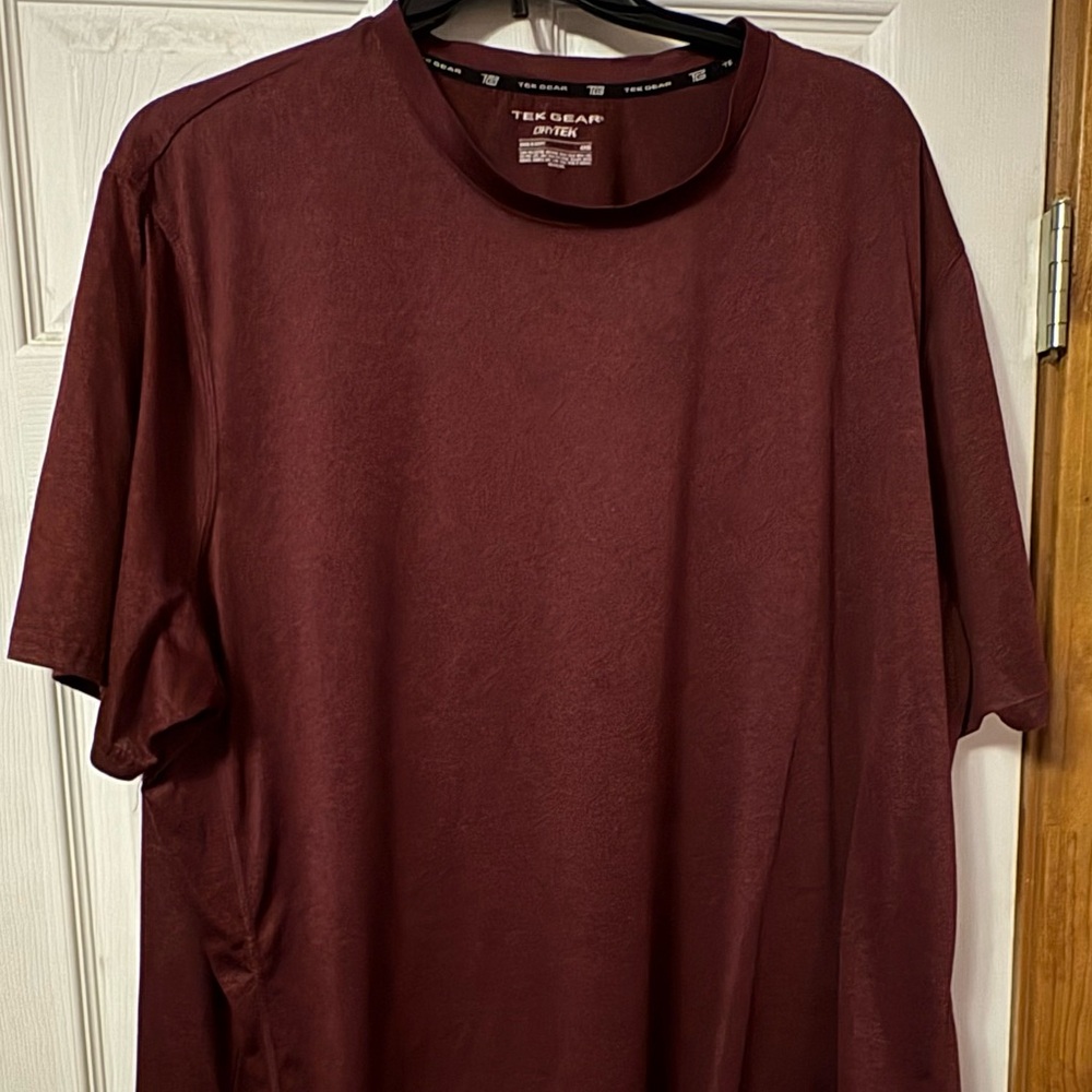 Tek gear dry tech size 4XB maroon top.